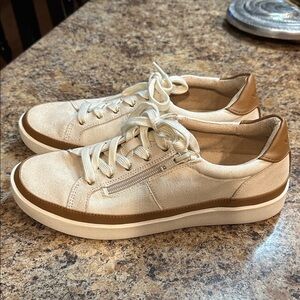 VIONIC MAYRA WOMENS 9 Cream and Tan Zip Casual Sneakers